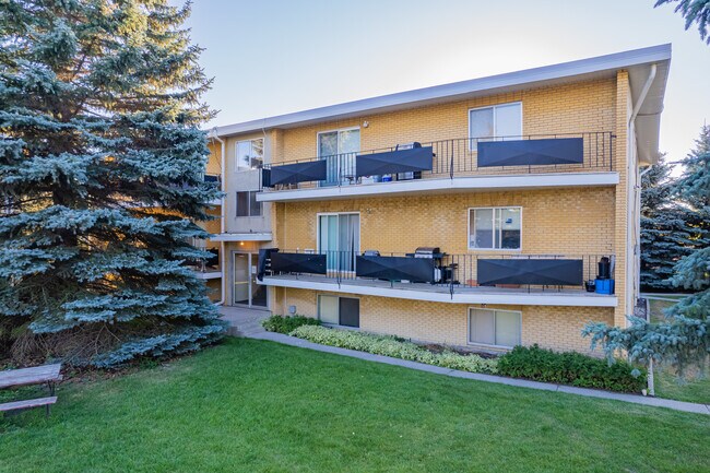 3017 Blakiston Dr NW in Calgary, AB - Building Photo - Building Photo