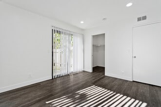Whitaker Terrace Apartments in Buena Park, CA - Foto de edificio - Building Photo