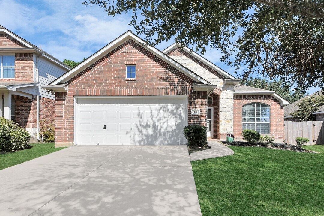 12014 Carol Ln in Pinehurst, TX - Building Photo