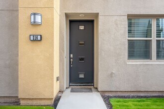 216 Paramount in Irvine, CA - Building Photo - Building Photo