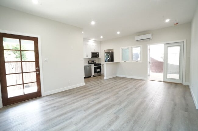 6053 Selma Ave in Los Angeles, CA - Building Photo - Building Photo