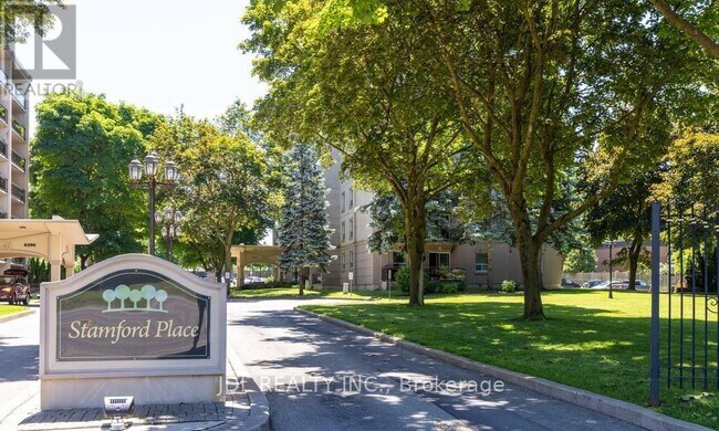 6400 Huggins St in Niagara Falls, ON - Building Photo - Building Photo