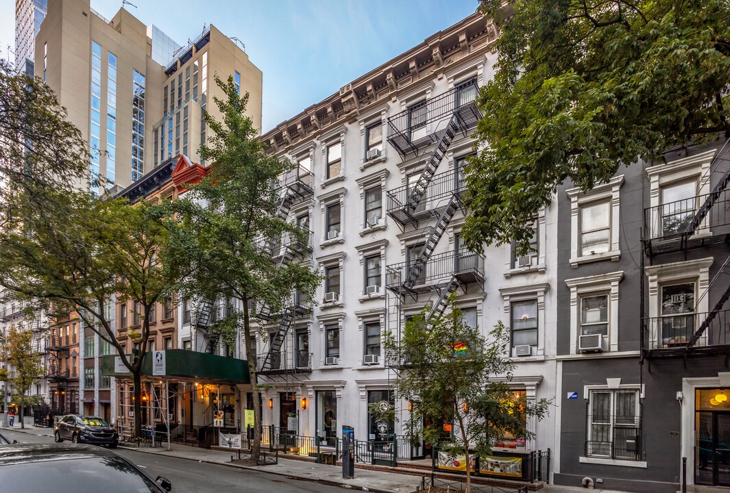 324-326 W 47th St in New York, NY - Building Photo