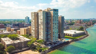 6301 N Sheridan Rd in Chicago, IL - Building Photo