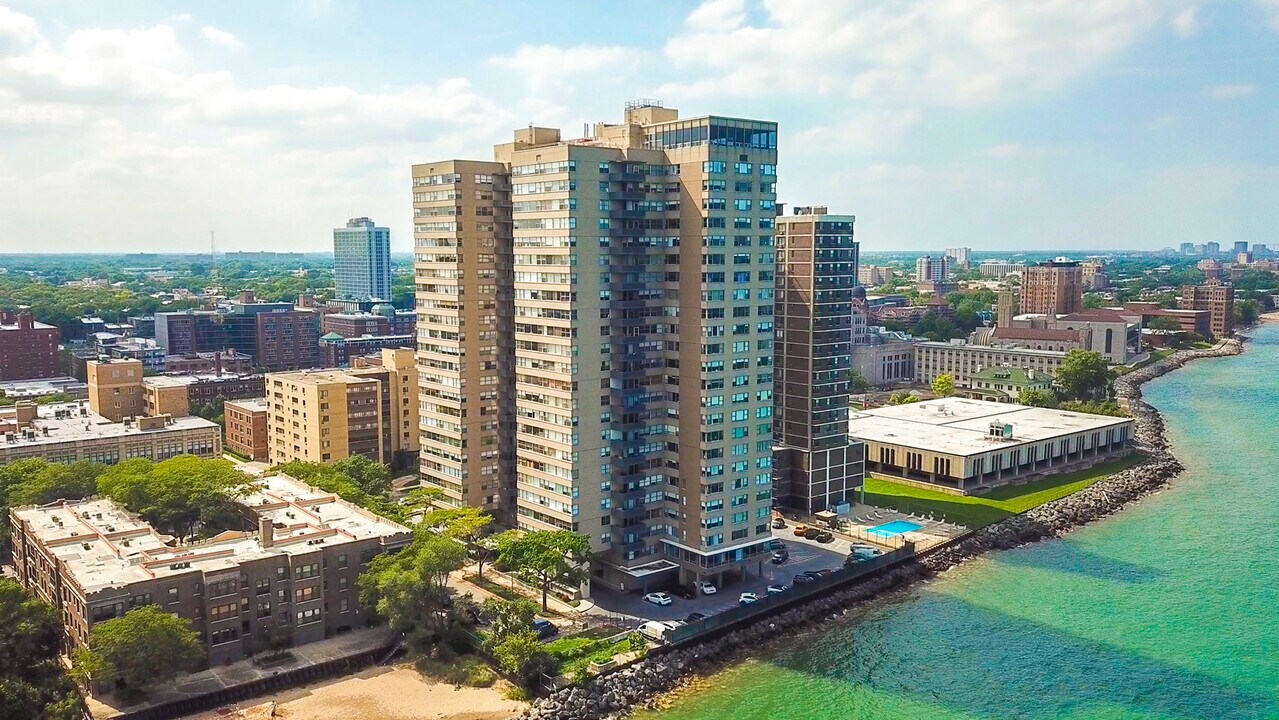 6301 N Sheridan Rd in Chicago, IL - Building Photo