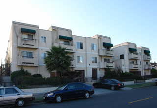 321 N Kenmore Ave in Los Angeles, CA - Building Photo - Building Photo