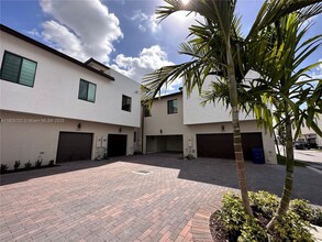 8317 NW 45th St in Doral, FL - Building Photo - Building Photo