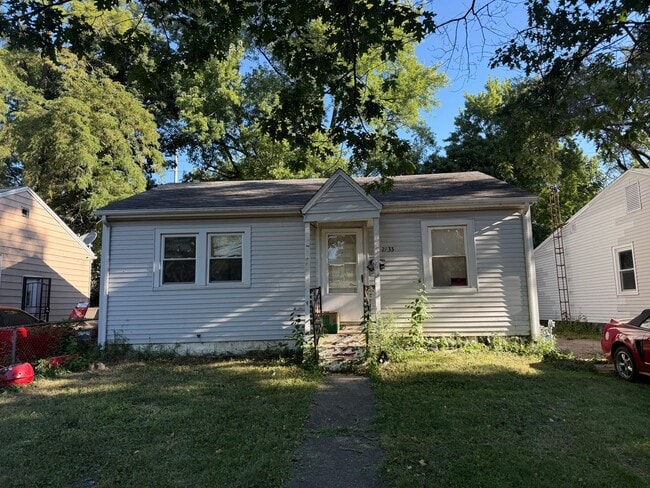 property at 2133 E Monroe St