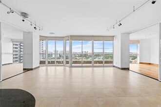 21205 NE 37th Ave in Aventura, FL - Building Photo - Building Photo