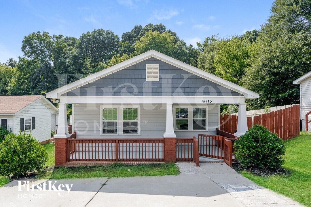 3018 Amay James Ave in Charlotte, NC - Foto de edificio