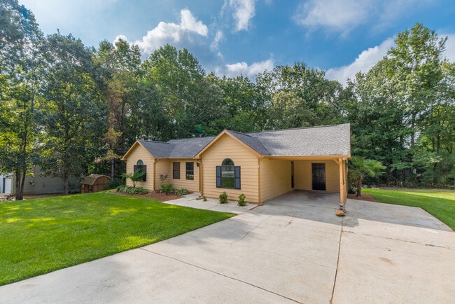 4174 Warren Rd in Flowery Branch, GA - Building Photo - Building Photo