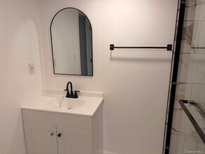 16 Lark St in Washingtonville, NY - Foto de edificio - Building Photo