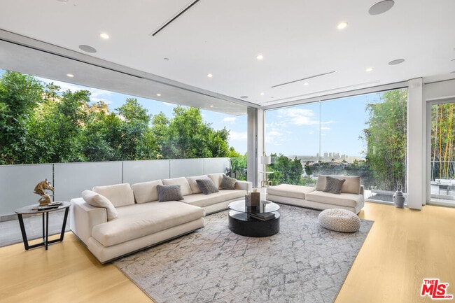 1717 Sunset Plaza Dr in Los Angeles, CA - Building Photo - Building Photo