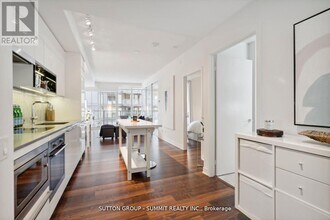 90 Queens Wharf Rd in Toronto, ON - Building Photo - Building Photo