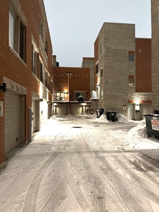 860 N Elston Ave in Chicago, IL - Building Photo