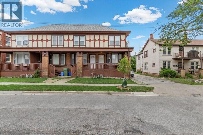 114 Elm Ave in Windsor, ON - Foto de edificio - Building Photo