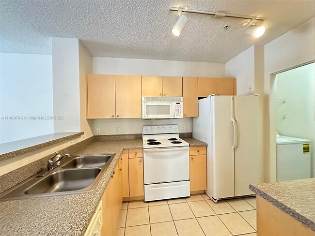 8040 N Nob Hill Rd, Unit 207 in Tamarac, FL - Building Photo - Building Photo