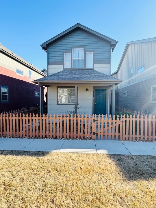 203 Cardinal Way in Longmont, CO - Building Photo