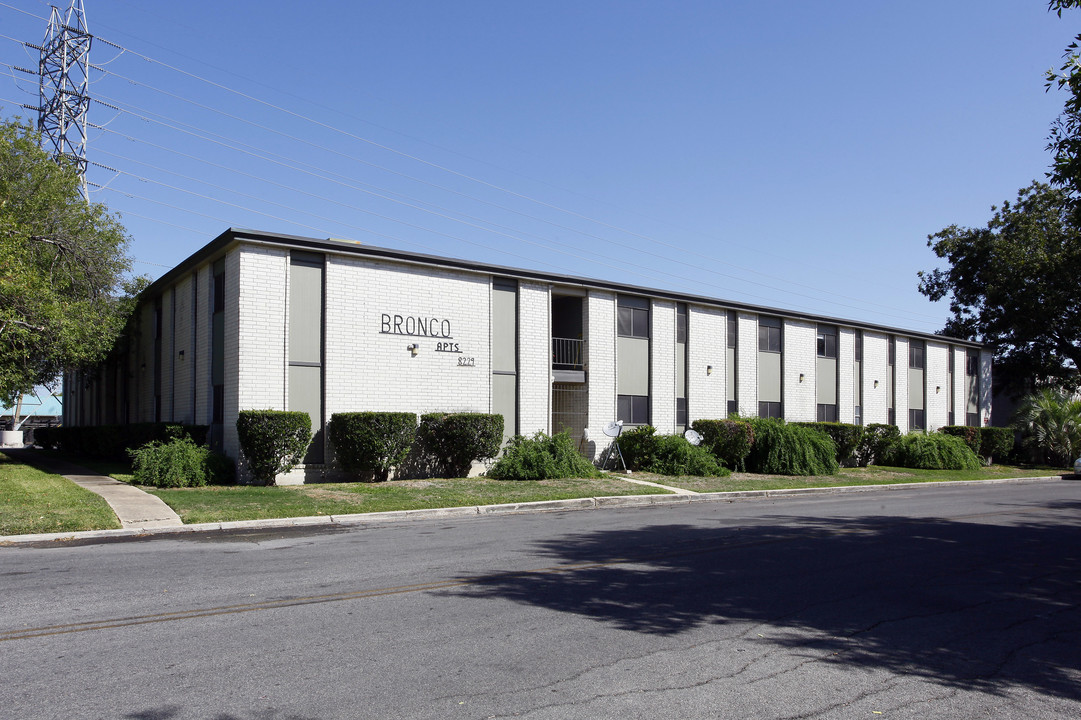 Bronco Apartments in San Antonio, TX - Foto de edificio