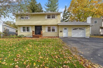 20 Apricot Ln in Liverpool, NY - Building Photo - Building Photo