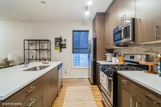 2233 W Medill Ave in Chicago, IL - Building Photo - Building Photo