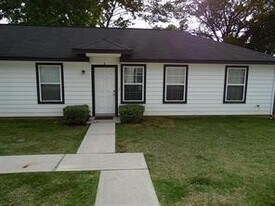 204 W Worsham St in Willis, TX - Building Photo