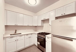141-04 Pershing Crescent in Queens, NY - Building Photo - Building Photo