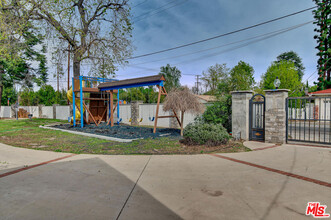 5351 Woodlake Ave in Los Angeles, CA - Building Photo - Building Photo