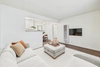 Roscoe Terrace in Canoga Park, CA - Foto de edificio - Building Photo