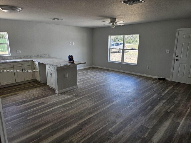 361 Poinsettia Ave in Sebring, FL - Foto de edificio - Building Photo