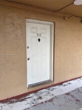 9970 SW 88th St in Miami, FL - Foto de edificio - Building Photo