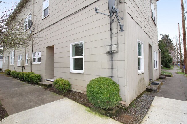 7630 SE Woodstock Blvd in Portland, OR - Building Photo - Building Photo