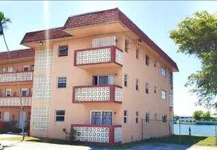 18900 NE 3rd Ct in Miami, FL - Building Photo - Building Photo