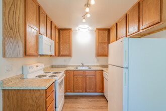 Welcome to Peachwood Apartments in Fairfield, CA - Building Photo - Interior Photo