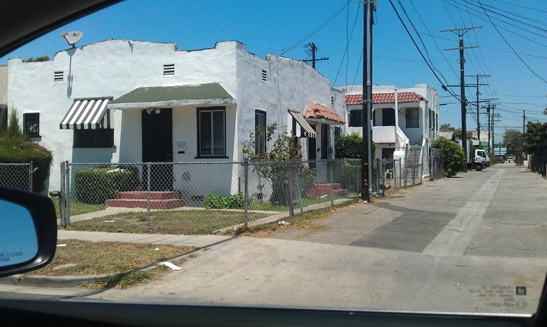 943 E 87th Pl in Los Angeles, CA - Building Photo