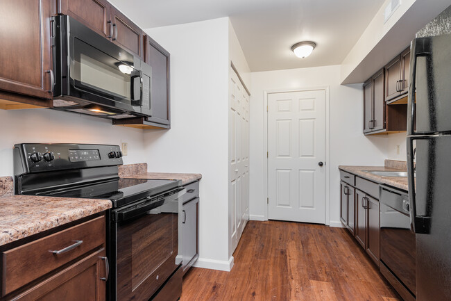 Norwood Court Apartments in St. Louis, MO - Building Photo - Interior Photo