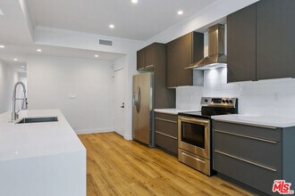 12320 Montana Ave in Los Angeles, CA - Building Photo - Building Photo