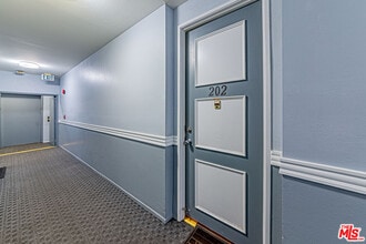 860 S Lucerne Blvd in Los Angeles, CA - Building Photo - Building Photo