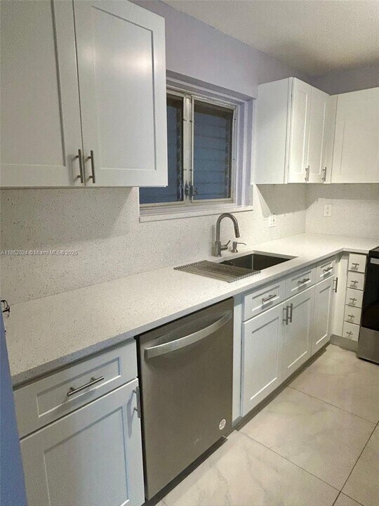 394 N Laurel Dr in Margate, FL - Building Photo