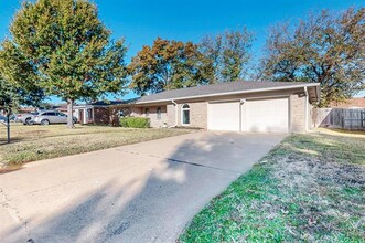 825 Springdale Rd in Bedford, TX - Foto de edificio - Building Photo