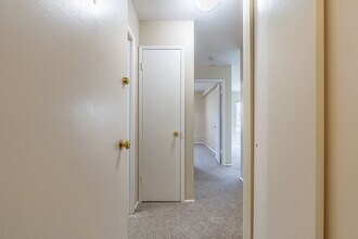 Dumar Apartments in Seattle, WA - Building Photo - Interior Photo