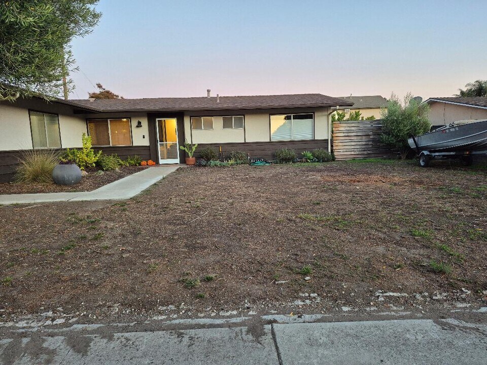 334 Calor Dr in Buellton, CA - Foto de edificio