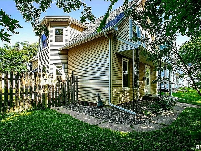 1847 10th St in Moline, IL - Building Photo - Building Photo