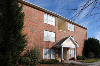 Collegiate Commons in Greensboro, NC - Building Photo - Building Photo