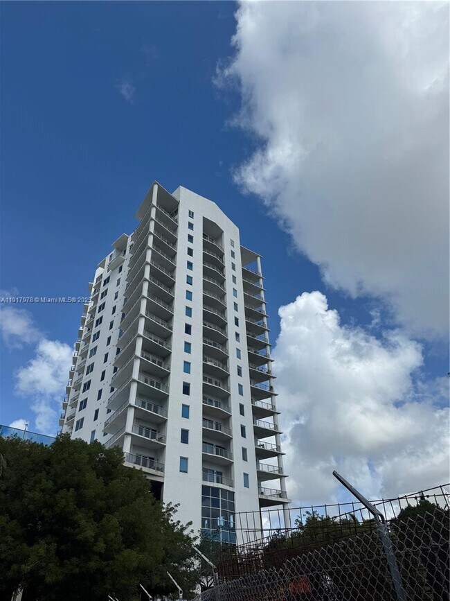 10 SW South River Dr in Miami, FL - Building Photo - Building Photo
