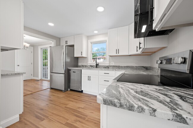 21 Crestwood Ave in Watertown, CT - Building Photo - Building Photo