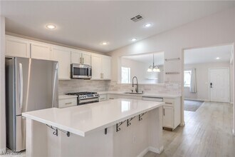 8136 Shady Glen Ave in Las Vegas, NV - Foto de edificio - Building Photo