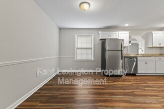 702 Della Dr in Lexington, KY - Foto de edificio - Building Photo