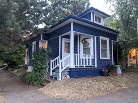 2740 SE Ash St in Portland, OR - Building Photo