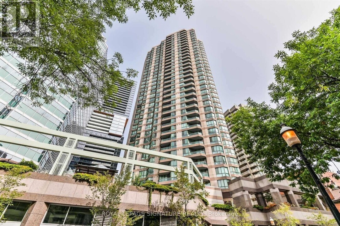 38 Elm St in Toronto, ON - Building Photo